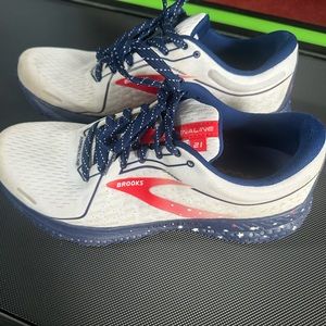 Women’s  Size 10.5 B brooks adrenaline 21